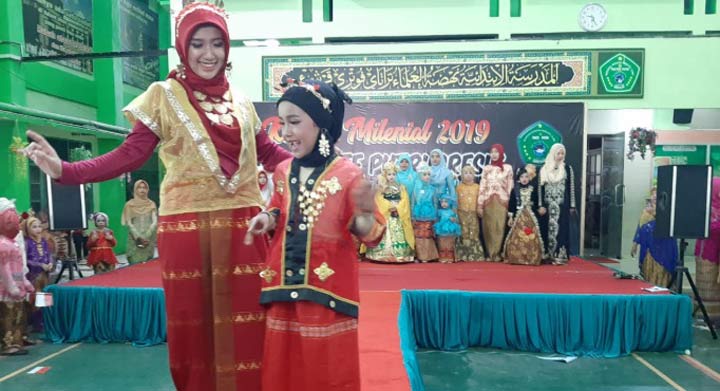 Salah satu siswi MI NU Terati saat fashion show bersama ibunya di red carpet. foto: SYUHUD/ BANGSAONLINE

