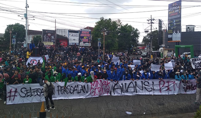 Suasana demo yang digelar Aliansi BEM se-Jember.