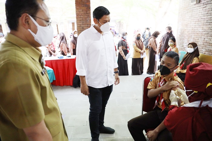 Kepala Dinas Kesehatan Kota Kediri dr Fauzan Adima (kiri) saat mendampingi Wali Kota Kediri Abdullah Abu Bakar meninjau pelaksanaan vaksinasi Covid-19 kepada anak usia 6-11 tahun. foto: ist.