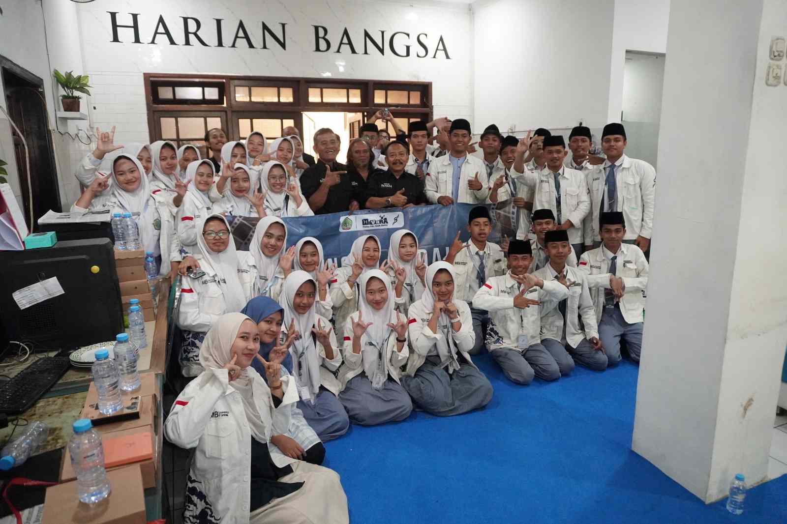 Para santri aktivis pers MBI PP Amanatul Ummah foto bersama dengan CEO HARIAN BANGSA dan BANGSAONLINE, M.Mas’ud Adnan, Pemimpin Redaksi, Nur Syaifudin, Redaktur Pelaksana, Maulana di kantor HARIAN BANGSA dan BANGSAONLINE Jl Cipta Menanggal I/35 Surabaya, Selasa (9/6/2026). Foto: HARIAN BANGSA 