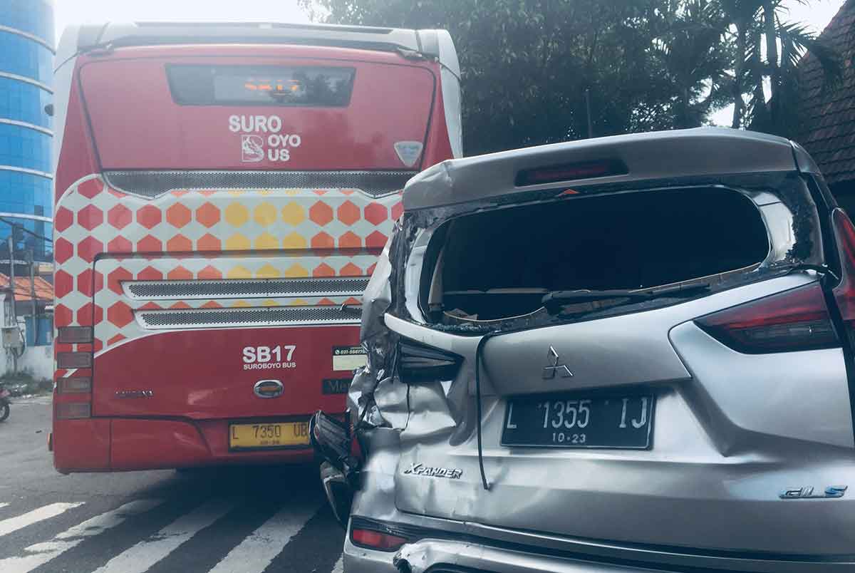 Kondisi Bus Suroboyo dan mobil Mitsubishi Expander saat terjadi kecelakaan di Jalan Basuki Rahmat Surabaya, Jumat (13/1/2023)
