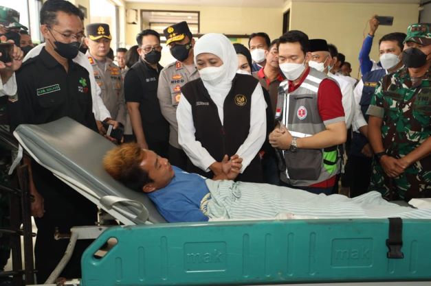 Gubernur Jawa Timur Khofifah Indar Parawansa saat mengunjungi korban tragedi stadion Kanjuruhan Malang. Foto: Humas Pemprov Jatim