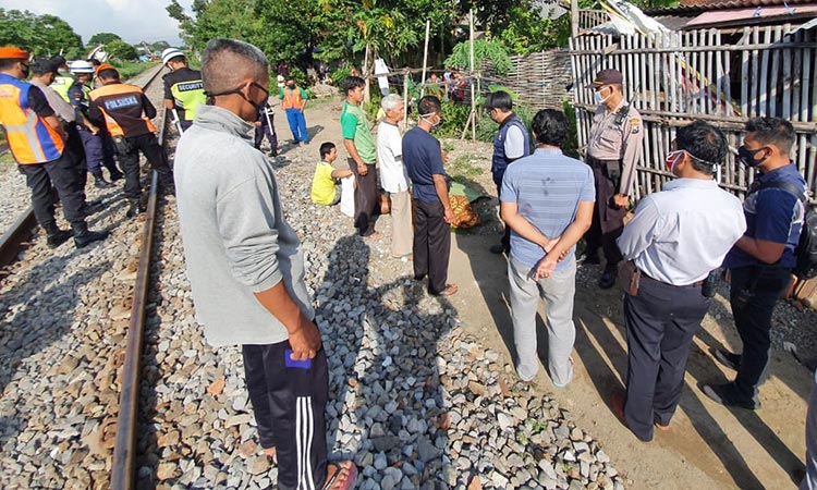 Nenek di Blitar Tewas Terserempet Kereta Api Saat Berjemur di Dekat Rel