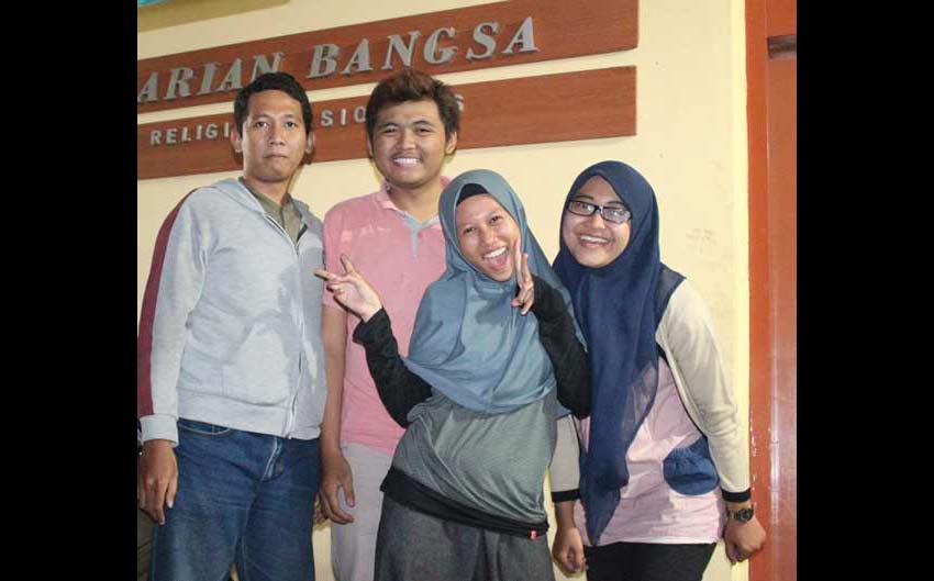 Mahasiswa UTM yang magang di Bangsaonline. Dari kiri: Rizky Alvian, Luckman Hakim, Mega Melati dan Faratiti Dewi. foto: istimewa