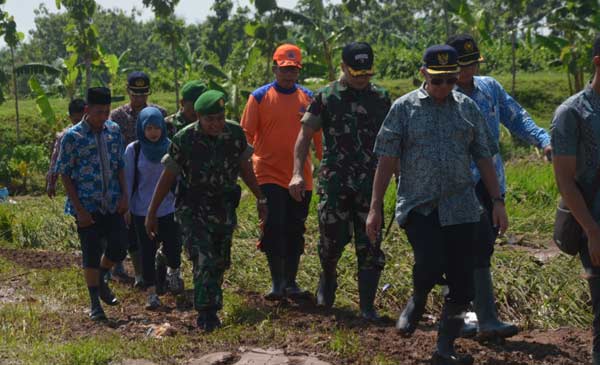 LANGGANAN BANJIR: Bupati Fathul Huda saat meninjau tanggul sungai Avour Jambon yang jebol, Jum