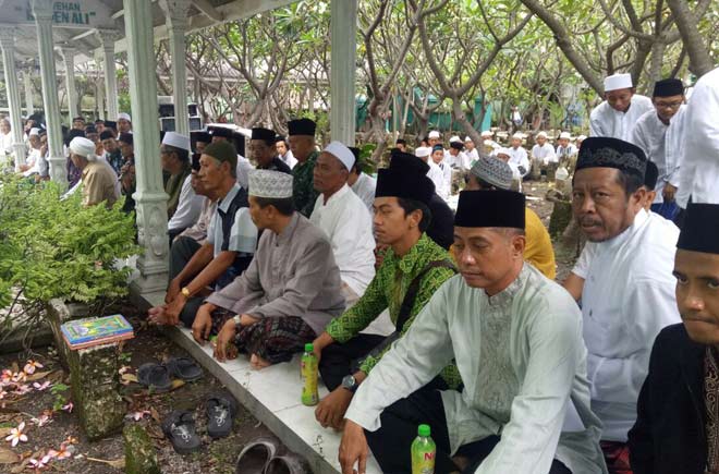 Rombongan PCNU dan MWC NU Sidoarjo saat ziarah di makam KH Imron Hamzah, di Kelurahan Ngelom Taman, Minggu (9/10). foto istimewa