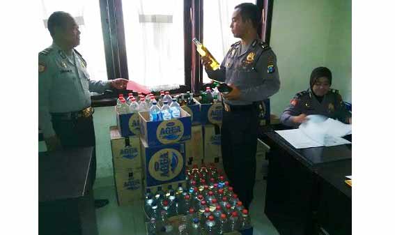 SITA-Ratusan botol di ruang Sat Sabhara Polres Mojokerto. (gunadhi/BANGSAONLINE)