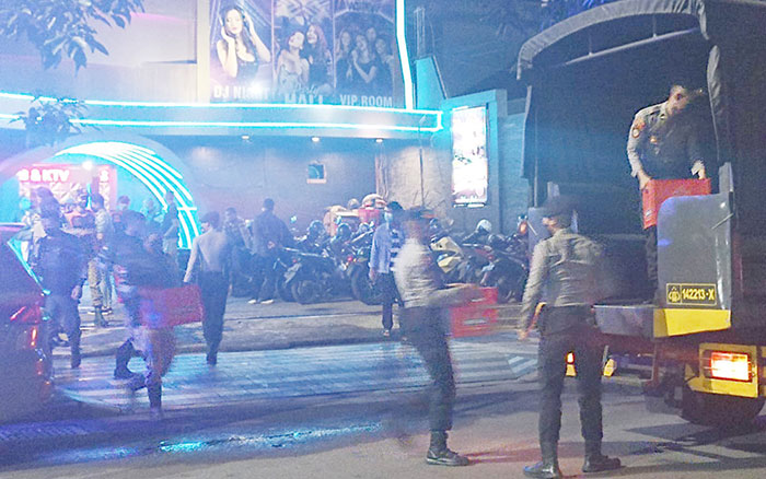 Petugas saat merazia Rasa Sayang Bluefish Surabaya.
