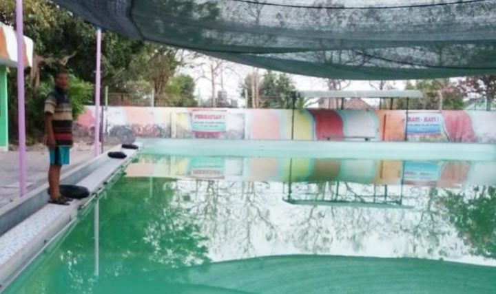 Kolam renang Tirta Jaya Brantas di Desa Lengkong, Kecamatan Mojoanyar, Kabupaten Mojokerto.