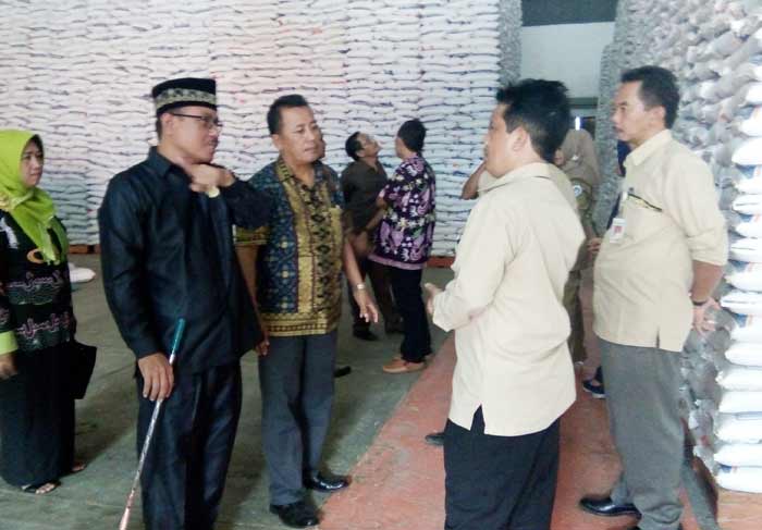 Saefuddin Zuhri (berkopyah) saat dialog dengan Kadivre Bulog Irsan Nasution.