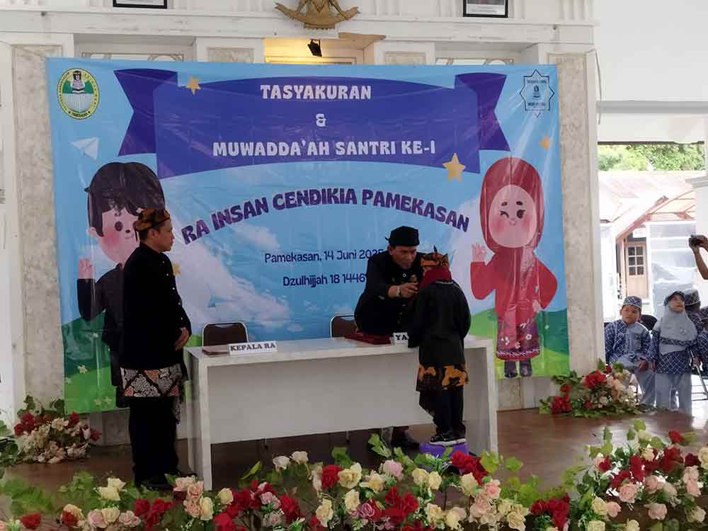 Ketua Yayasan Darussalam RP. A. Wasirul Jihad saat memberikan tanda pelepasan kepada santri angkatan pertama di RA Insan Cendikia Pamekasan. (Ist)