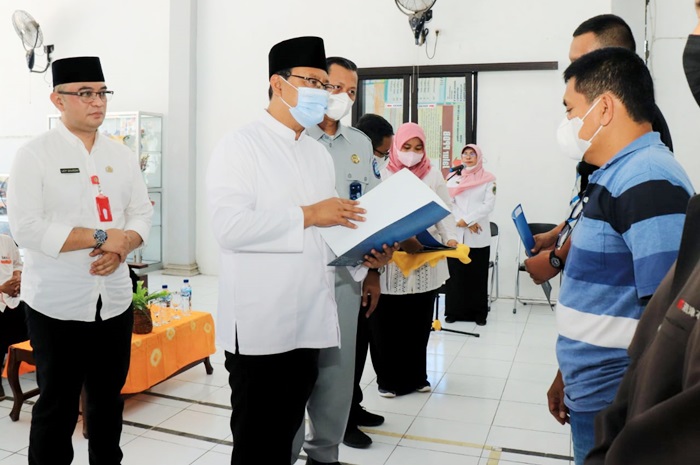 Wali Kota Pasuruan Saifullah Yusuf bersama dengan pihak Jasa Raharja Probolinggo menyerahkan santunan bagi keluarga korban kecelakaan lalu lintas di ruas Tol Bawen - Ungaran, Jawa Tengah.