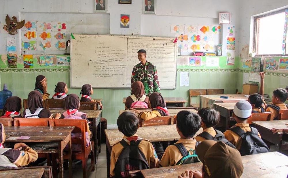 Praka Dodik saat memberikan materi wawasan kebangsaan kepada siswa Madrasah Ibtidaiyah (MI) Al-Munir. Foto: Ist.
