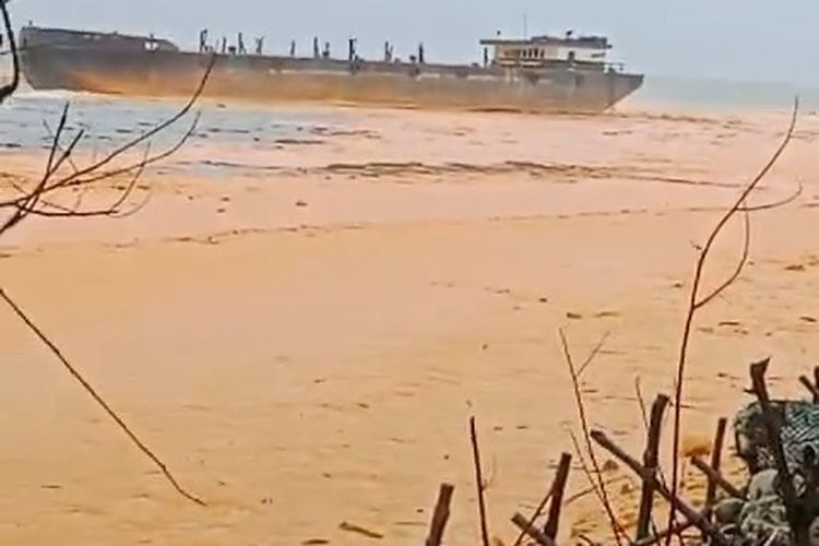 Tangkapan layar video yang memperlihatkan tumpahan CPO di perairan Gili Iyang Sumenep
