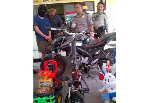 Barang-barang hasil pembobolan kartu kredit. (foto: rusmiyanto/BANGSAONLINE)