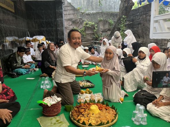 Satu hari menjalang HUT ke-23, HARIANB BANGSA menggelar Khatmil Quran, tumpengan dan berbagi dengan anak yatim dari Pesantren Yatim Al-Bihsri Gununganyar, di halaman kantor HARIAN BANGSA Jalan Cipta Menanggal 1/35 Surabaya, Selasa (27/2/2023).  M Mas