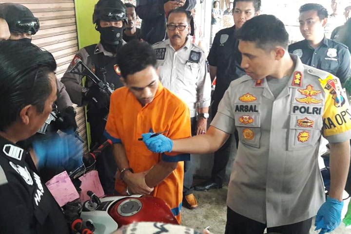 Kapolres Lumajang, AKBP Muhammad Asral Sahban bersama Kasat Reskrim saat menggelar renkontruksi pelaku begal.