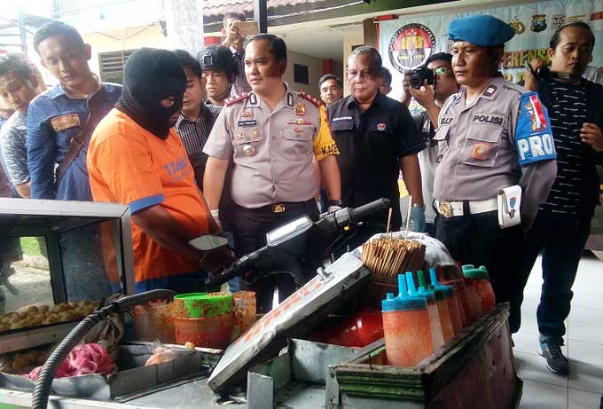 Penjual pentol Bang Jon yang diamankan Polres Bangkalan. foto: Ahmad Suhaimi/ bangsaonline.com