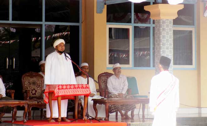Pengasuh Ponpes Salafiyah Syafiiyah Sukorejo Situbondo  KHR. Azaim Ibrahimy saat jadi inspektur upacara. foto: BANGSAONLINE