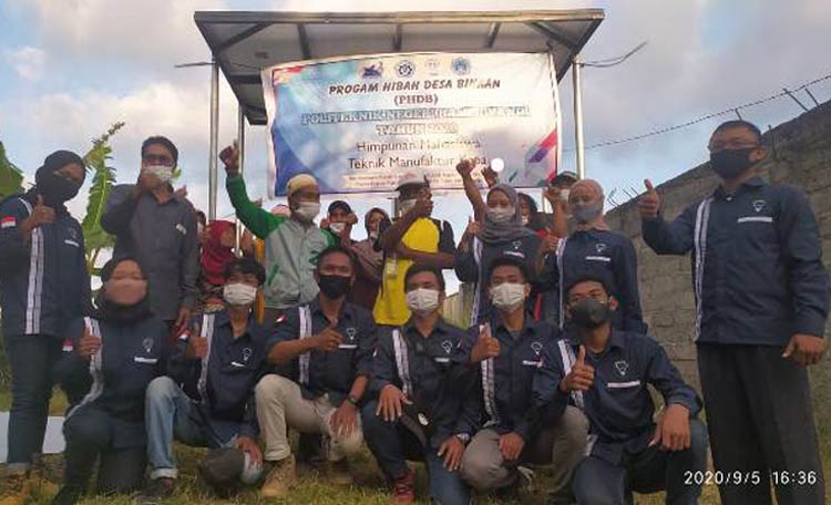 Inilah Himpunan Mahasiswa Teknik Manufaktur Kapal (TMK) Politeknik Negeri Banyuwangi (Poliwangi) yang memanfaatkan Program Hibah Desa Binaan (PHDB) untuk menerangi Dusun Pecemengan, Desa Blimbingsari, Kecamatan Blimbingsari Banyuwangi. foto: Teguh Prayitno/ BANGSAONLINE.com