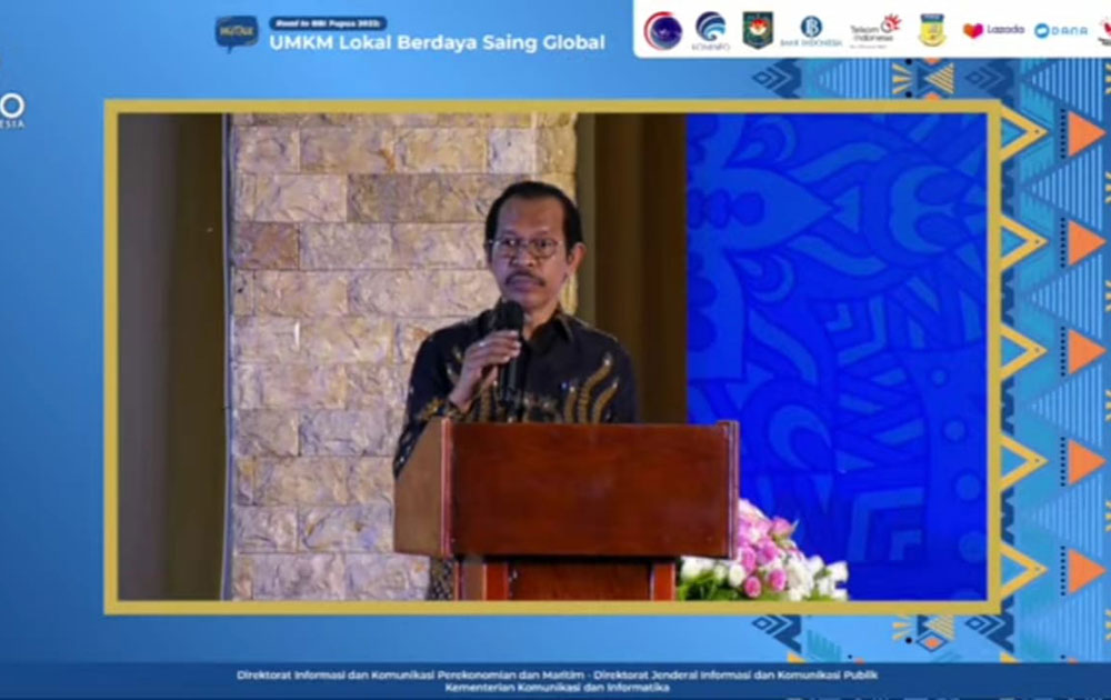 Staf Khusus Menteri Kominfo Bidang Komunikasi Politik, Philip Gobang, saat membuka acara Webinar Forum Digitalk: Road to BBI Papua 2022 “UMKM Lokal Berdaya Saing Global” di Papua, Kamis (14/07/2022).