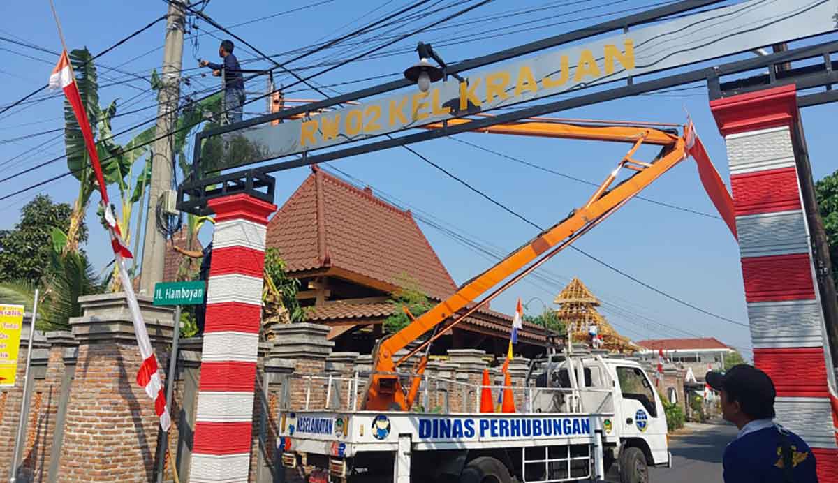 Dishub Kabupaten Madiun Bongkar 240 Tiang PJU Lama