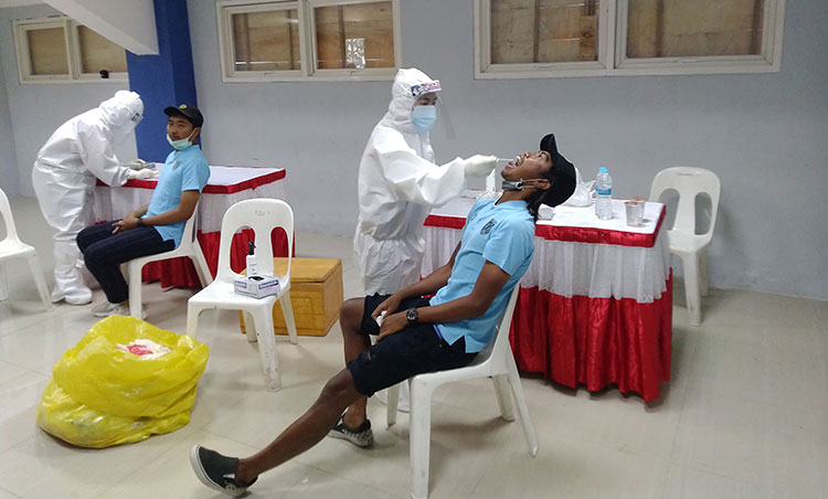 Pemain Persela Lamongan yang menjalani swab test di LSC. (foto: TRIWIYOGA/ BANGSAONLINE)