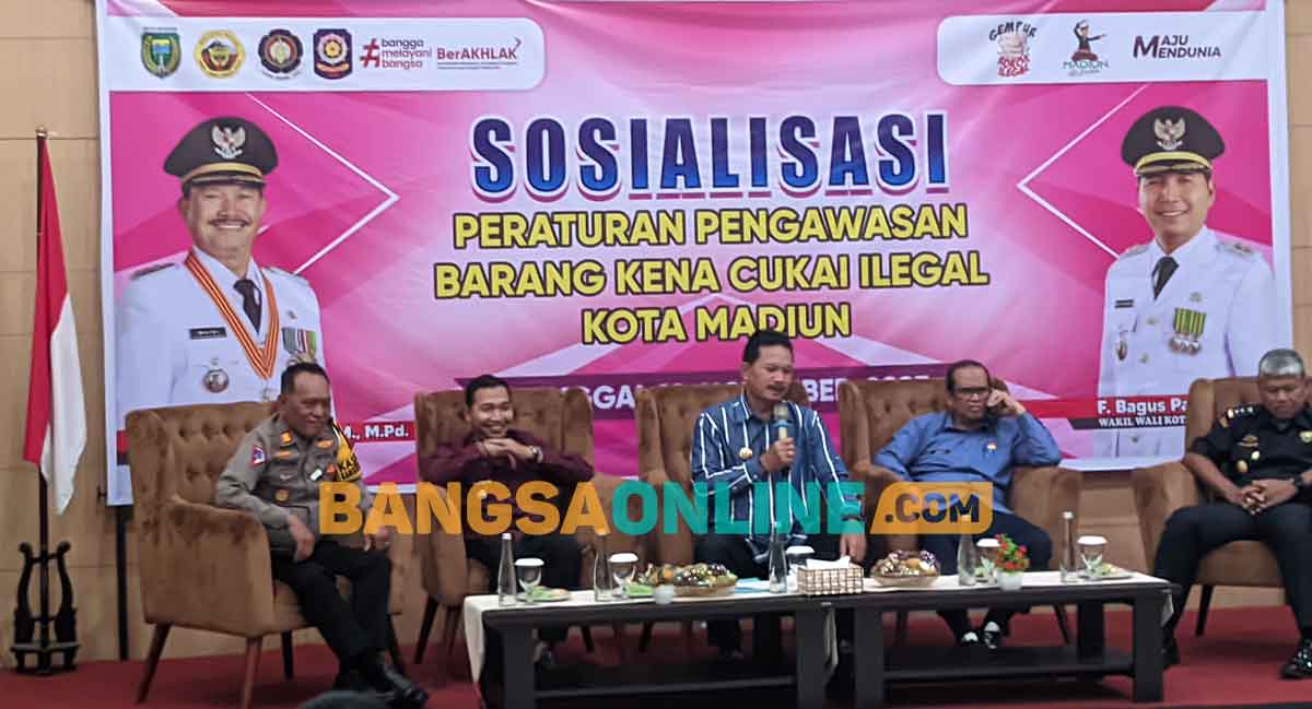 Wali Kota Madiun, Maidi, saat Sosialisasi Peraturan Pengawasan Barang Kena Cukai Ilegal. Foto: HENDRO SUHARTONO/BANGSAONLINE