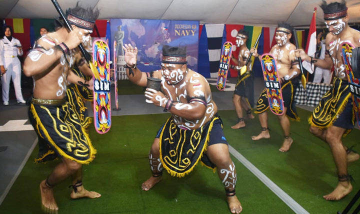 Pertunjukan tarian budaya, di antaranya Tari Jaranan, Tari Saman, dan Gemufamire di sela-sela cocktail party.