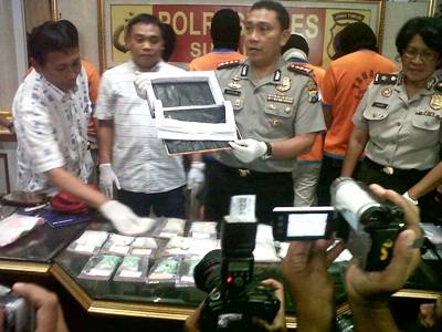 ?

Kapolrestabes Surabaya Kombes Pol Setija Junianta menunjukkabn barang bukti, dengan latar belakang para pelaku. Foto:rusmiyanto/BANGSAONLINE