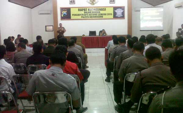 Rapat menjelang operasi ketupat 2015 Polres Bojonegoro di Ruang Meliwis Putih eks Mapolwil. Dan foto Kapolres Bojonegoro AKBP Hendri Fiuser. (foto: eky nurhadi/BANGSAONLINE)