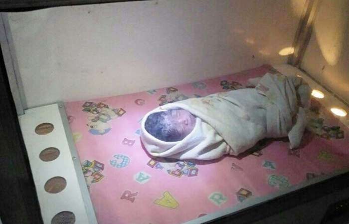 Bayi perempuan yang dibuang orangtuanya.
