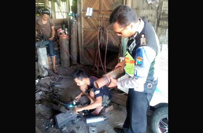 Petugas saat sosialisasi di bengkel las knalpot brong.