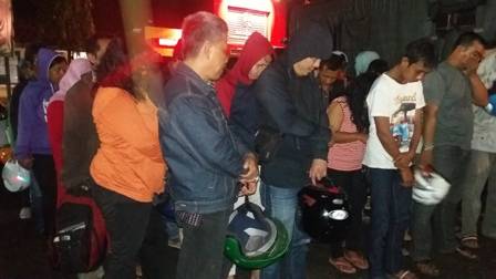 Sebagian dari 52 orang pasangan mesum yang terjaring Operasi Camer Semeru 2016 sedang didata oleh petugas.
