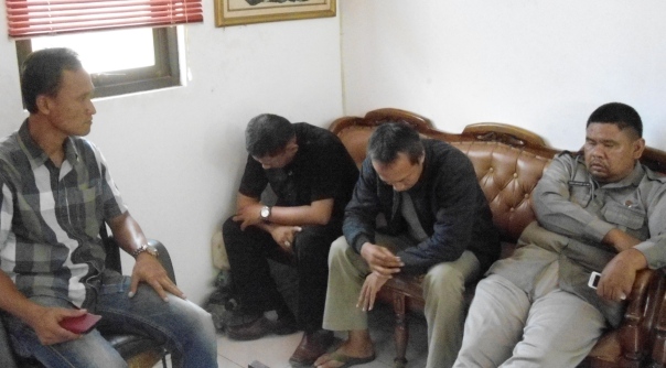 DIAMANKAN - Ketiga pelaku mengaku anggota BIN saat dimintai keterangan oleh Kanit Pidum Ipda Hafid di Mapolres Sidoarjo, Jumat (19/9/2014). foto : nanang ichwan/BangsaOnline