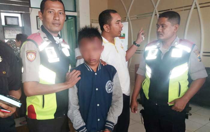 Pelaku pencurian motor yang berhasil diamankan petugas satpam.