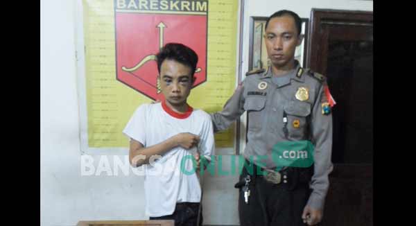Tersangka diamankan usai dihajar warga. foto: catur/ BANGSAONLINE