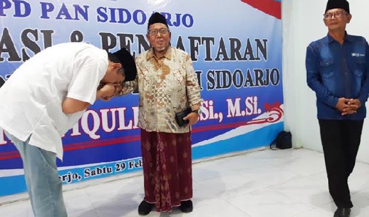 SUNGKEM: H. M. Taufiqulbar mencium tangan KH. Maskur Rois, tokoh NU Sidoarjo, saat mendaftar Bacawabup PAN, Sabtu (29/2). foto: MUSTAIN/ BANGSAONLINE