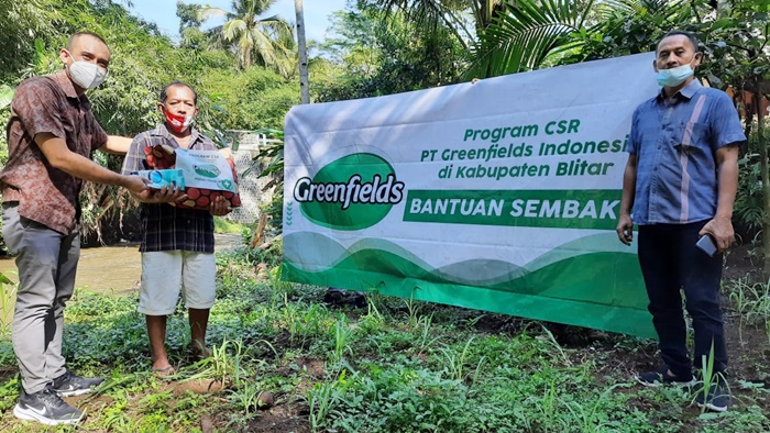 Pemberian bantuan sembako dan masker kepada warga di Kecamatan Wlingi.
