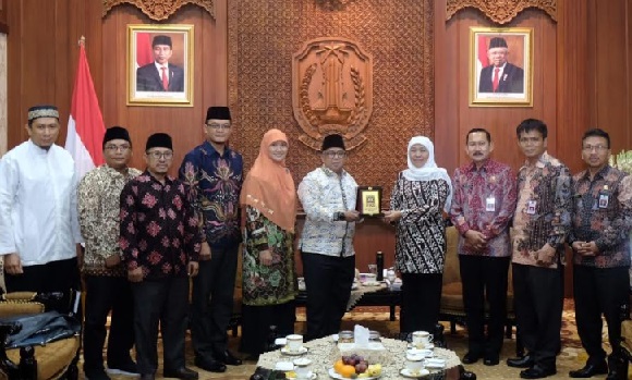 
Irwan Setiawan bersama Pengurus Partai Keadilan Sejahtera (PKS) Jawa Timur melakukan kunjungan silaturrahim kepada Gubernur Jawa Timur, Khofifah Indar Parawansa di Gedung Negara Grahadi, Jumat (24/1) malam.
