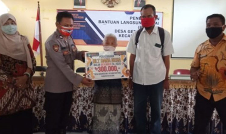 Camat Pare Anik Wuryani (kiri) bersama dengan Forkopimcam Pare dan Perangkat Desa Gedangsewu saat menyerahkan bantuan kepada salah satu penerima dan saat memberi arahan. (foto: komimfo)