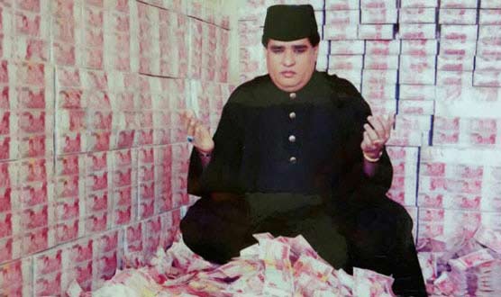 Video Dimas Kanjeng Taat Pribadi yang diunggah di youtube dengan dikelilingi uang yang cukup menghebohkan.