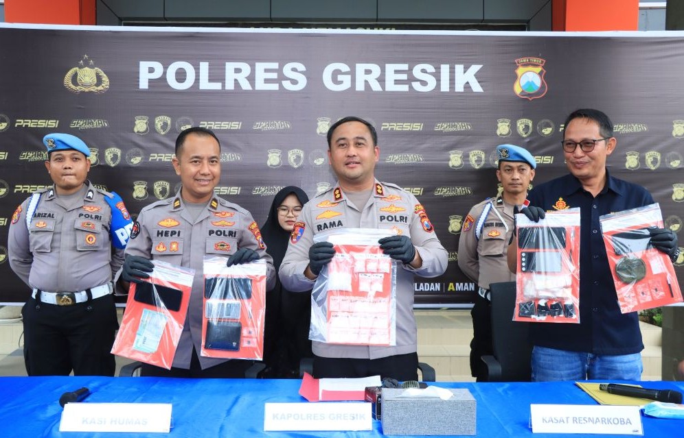 Kapolres Gresik, AKBP Ramadhan Nasution saat rilis pelaku narkoba. Foto: ist.