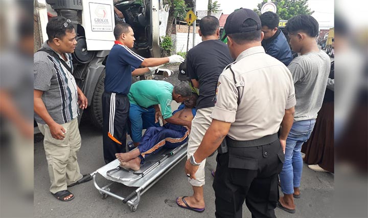 Korban dievakuasi hendak dibawa ke RS Bhayangkara Porong.