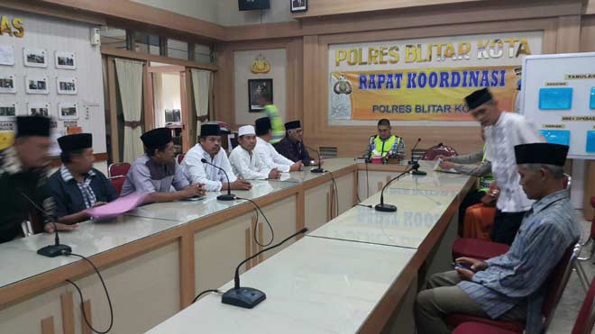Aliansi Umat Islam saat melakukan pertemuan dengan Polres Blitar Kota menuntut pengusutan dugaan penistaan agama oleh pendeta Ruth Ewin. foto: TRI SUSANTO/ BANGSAONLINE
