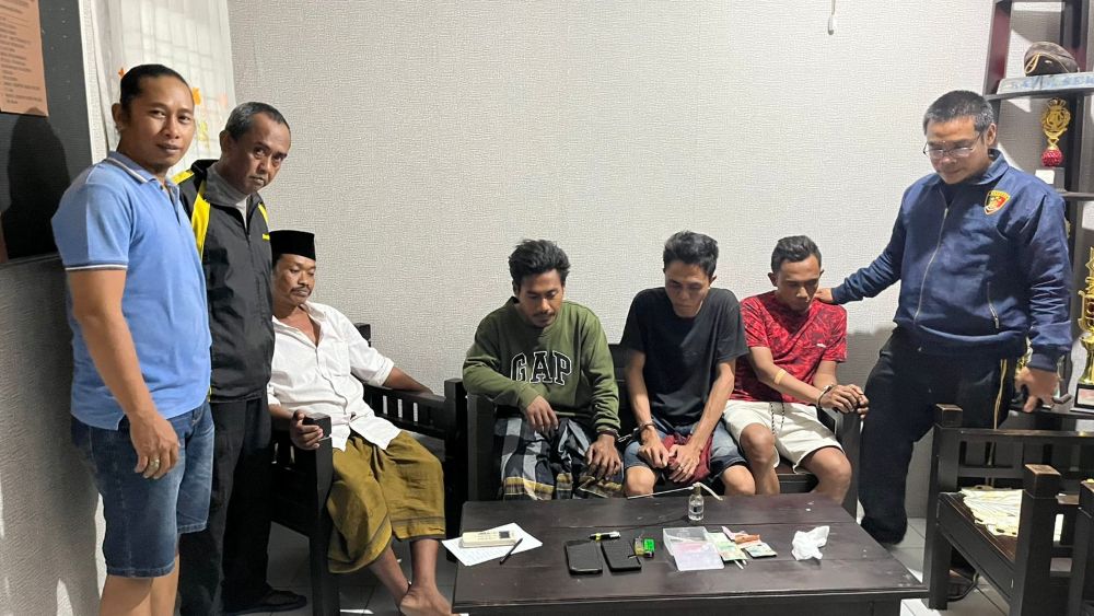 Pelaku beserta barang bukti yang diamankan Polsek Tamberu