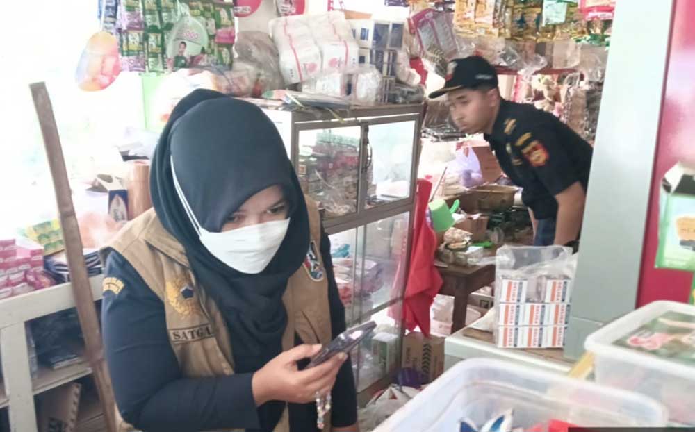 Gempur Rokok Ilegal, Petugas Gabungan Sasar Puluhan Toko di Kerek dan Montong