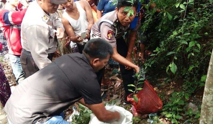Petugas dibantu warga hendak mengevakuasi bayi.
