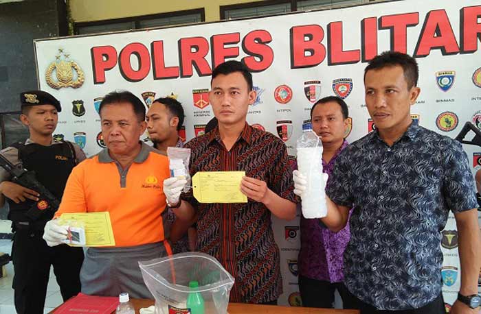 Polisi menunjukkan barang bukti yang digunakan pelaku untuk meracuni korban. 