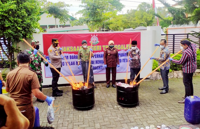 Pemusnahan BB Tindak Pidana Umum di halaman Kantor Kejari Trenggalek. foto: HERMAN/ BANGSAONLINE